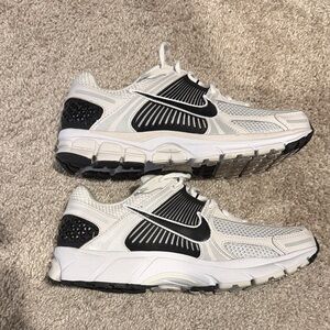 Nike Men's White and Black Sneakers